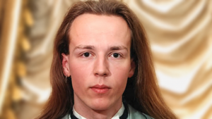 Nuori Jussi Halla-aho pitkätukkaisena muotokuvassa.