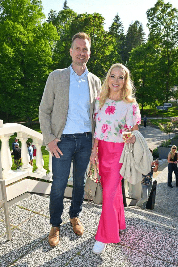 Pippa Laukka ja hänen puolisonsa Markku Laukka poseeraavat yhdessä julkisessa tilaisuudessa.