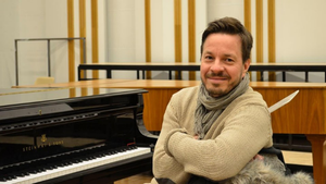 Muusikko ja säveltäjä Leri Leskinen istuu äänitysstudiossa miksauspöydän ääressä.