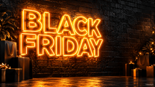 Mustalla tiiliseinällä hohtava Black Friday -valokyltti, ympärillä tummia lahjapaketteja ja ostoskasseja.
